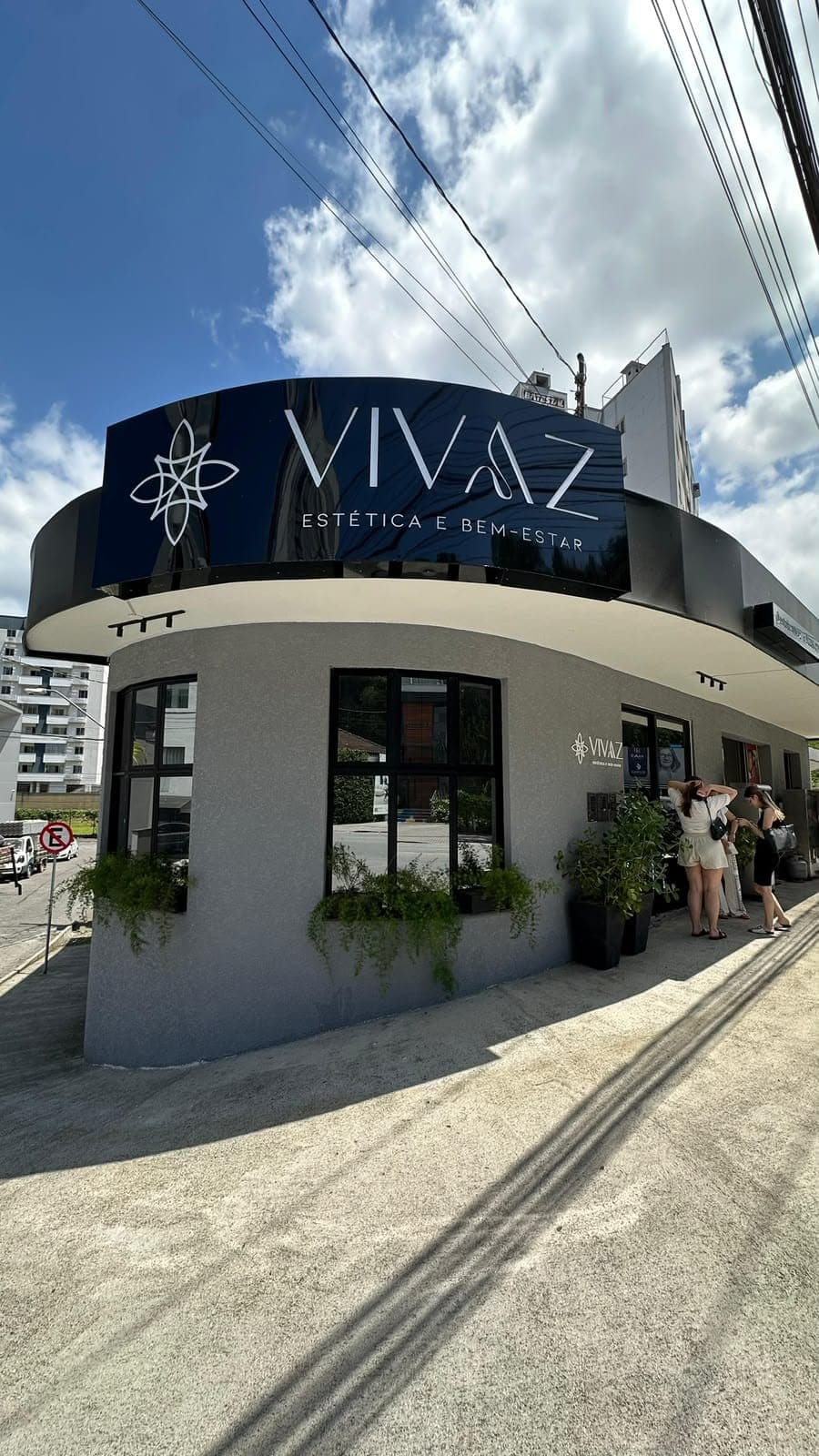 Fachada da Vivaz na Rua Almirante Barroso, com o letreiro e floreiras nas janelas